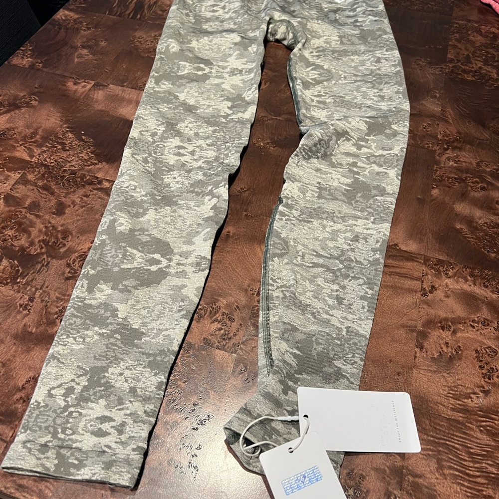 Discontinued Women’s Best NWT Camouflage Green Leggings